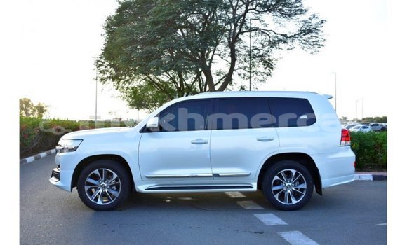 Acheter Import Voiture Toyota Land Cruiser Blanc à Import - Dubai, Kampot Province Acheter Import Voiture Toyota Land Cruiser Blanc à Import - Dubai, Kampot Province