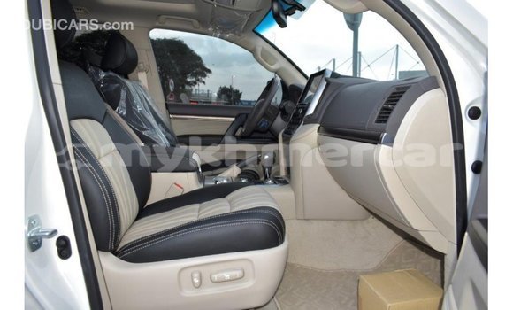 Acheter Import Voiture Toyota Land Cruiser Blanc à Import - Dubai, Kampot Province Acheter Import Voiture Toyota Land Cruiser Blanc à Import - Dubai, Kampot Province