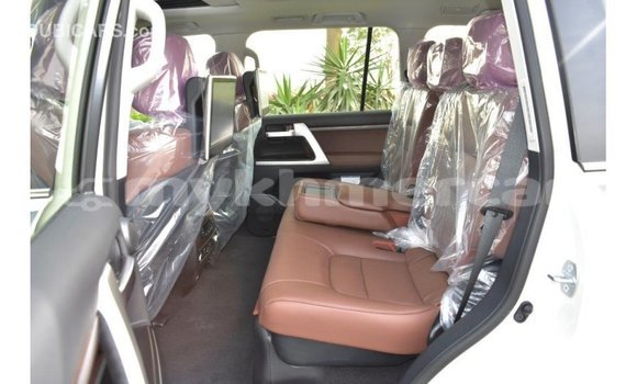 Acheter Import Voiture Toyota Land Cruiser Blanc à Import - Dubai, Kampot Province Acheter Import Voiture Toyota Land Cruiser Blanc à Import - Dubai, Kampot Province