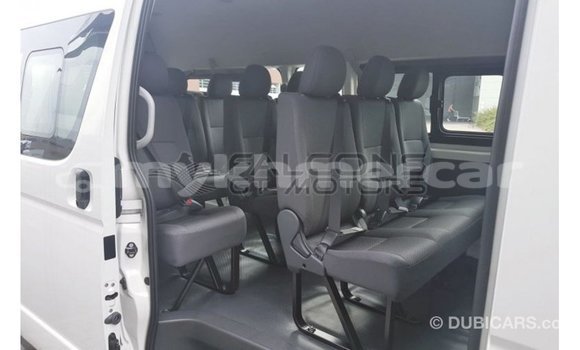 Acheter Import Voiture Toyota Hiace Blanc à Import - Dubai, Kampot Province Acheter Import Voiture Toyota Hiace Blanc à Import - Dubai, Kampot Province