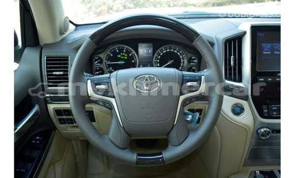 Acheter Import Voiture Toyota Land Cruiser Blanc à Import - Dubai, Kampot Province Acheter Import Voiture Toyota Land Cruiser Blanc à Import - Dubai, Kampot Province