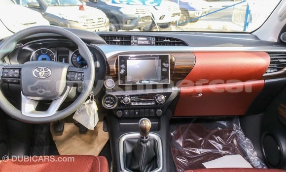 Acheter Import Voiture Toyota Hilux Blanc à Import - Dubai, Kampot Province Acheter Import Voiture Toyota Hilux Blanc à Import - Dubai, Kampot Province