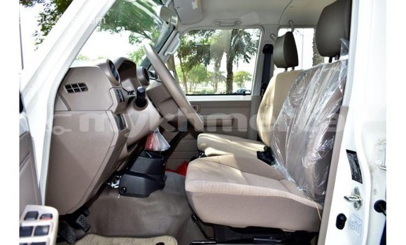 Acheter Import Voiture Toyota Land Cruiser Blanc à Import - Dubai, Kampot Province Acheter Import Voiture Toyota Land Cruiser Blanc à Import - Dubai, Kampot Province