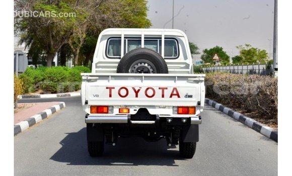 Acheter Import Voiture Toyota Land Cruiser Blanc à Import - Dubai, Kampot Province Acheter Import Voiture Toyota Land Cruiser Blanc à Import - Dubai, Kampot Province