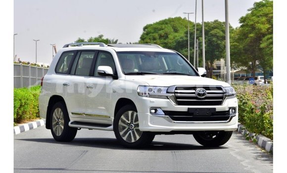 Acheter Import Voiture Toyota Land Cruiser Blanc à Import - Dubai, Kampot Province Acheter Import Voiture Toyota Land Cruiser Blanc à Import - Dubai, Kampot Province