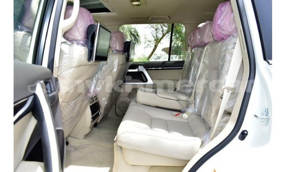 Acheter Import Voiture Toyota Land Cruiser Blanc à Import - Dubai, Kampot Province Acheter Import Voiture Toyota Land Cruiser Blanc à Import - Dubai, Kampot Province