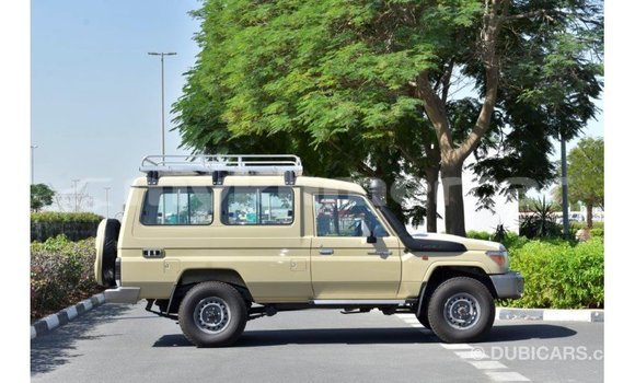 Acheter Import Voiture Toyota Land Cruiser Beige à Import - Dubai, Kampot Province Acheter Import Voiture Toyota Land Cruiser Beige à Import - Dubai, Kampot Province