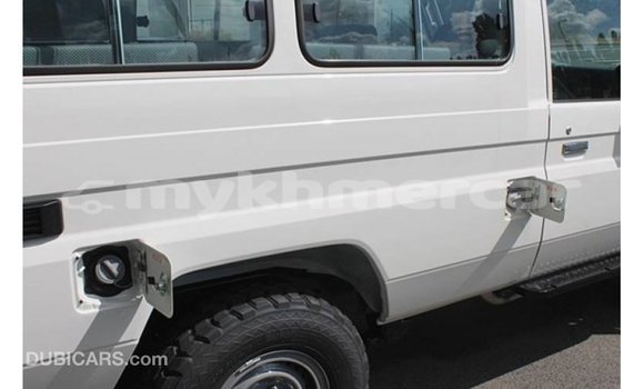 Acheter Import Voiture Toyota Land Cruiser Blanc à Import - Dubai, Kampot Province Acheter Import Voiture Toyota Land Cruiser Blanc à Import - Dubai, Kampot Province