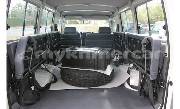 Acheter Import Voiture Toyota Land Cruiser Blanc à Import - Dubai, Kampot Province Acheter Import Voiture Toyota Land Cruiser Blanc à Import - Dubai, Kampot Province