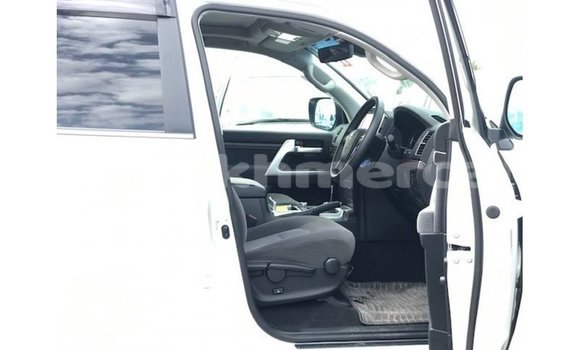 Acheter Import Voiture Toyota Land Cruiser Blanc à Import - Dubai, Kampot Province Acheter Import Voiture Toyota Land Cruiser Blanc à Import - Dubai, Kampot Province