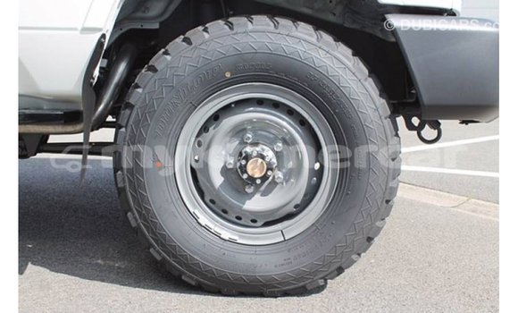 Acheter Import Voiture Toyota Land Cruiser Blanc à Import - Dubai, Kampot Province Acheter Import Voiture Toyota Land Cruiser Blanc à Import - Dubai, Kampot Province