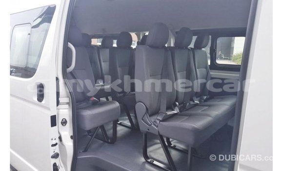 Acheter Import Voiture Toyota Hiace Blanc à Import - Dubai, Kampot Province Acheter Import Voiture Toyota Hiace Blanc à Import - Dubai, Kampot Province