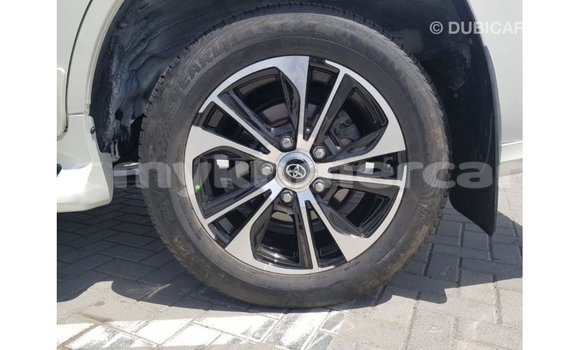 Acheter Import Voiture Toyota Land Cruiser Blanc à Import - Dubai, Kampot Province Acheter Import Voiture Toyota Land Cruiser Blanc à Import - Dubai, Kampot Province