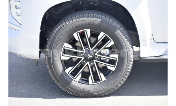 Acheter Import Voiture Mitsubishi Montero Blanc à Import - Dubai, Kampot Province Acheter Import Voiture Mitsubishi Montero Blanc à Import - Dubai, Kampot Province