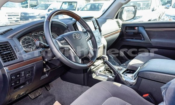 Acheter Import Voiture Toyota Land Cruiser Blanc à Import - Dubai, Kampot Province Acheter Import Voiture Toyota Land Cruiser Blanc à Import - Dubai, Kampot Province