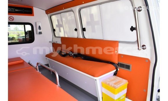 Acheter Import Voiture Toyota Land Cruiser Blanc à Import - Dubai, Kampot Province Acheter Import Voiture Toyota Land Cruiser Blanc à Import - Dubai, Kampot Province