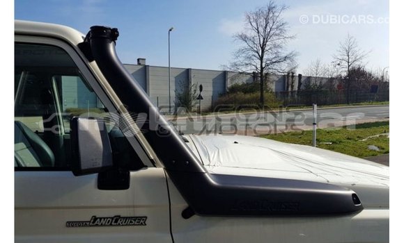 Acheter Import Voiture Toyota Land Cruiser Blanc à Import - Dubai, Kampot Province Acheter Import Voiture Toyota Land Cruiser Blanc à Import - Dubai, Kampot Province