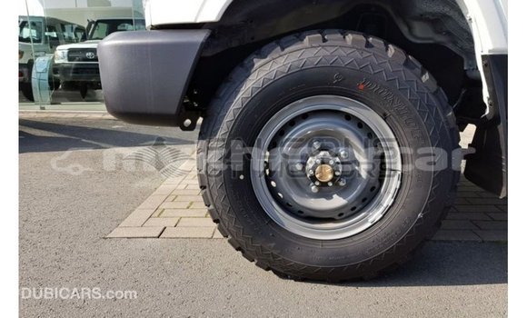 Acheter Import Voiture Toyota Land Cruiser Blanc à Import - Dubai, Kampot Province Acheter Import Voiture Toyota Land Cruiser Blanc à Import - Dubai, Kampot Province