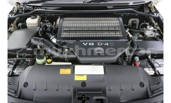 Acheter Import Voiture Toyota Land Cruiser Blanc à Import - Dubai, Kampot Province Acheter Import Voiture Toyota Land Cruiser Blanc à Import - Dubai, Kampot Province