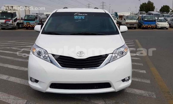 Acheter Import Voiture Toyota Sienna Blanc à Import - Dubai, Kampot Province Acheter Import Voiture Toyota Sienna Blanc à Import - Dubai, Kampot Province