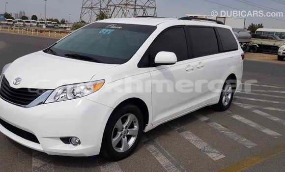 Acheter Import Voiture Toyota Sienna Blanc à Import - Dubai, Kampot Province Acheter Import Voiture Toyota Sienna Blanc à Import - Dubai, Kampot Province