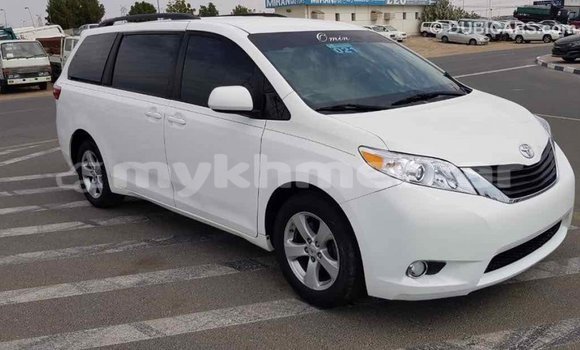 Acheter Import Voiture Toyota Sienna Blanc à Import - Dubai, Kampot Province Acheter Import Voiture Toyota Sienna Blanc à Import - Dubai, Kampot Province