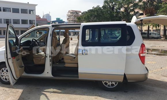 Buy Used Hyundai H1 White Car in Phnom Penh in Phnom Penh