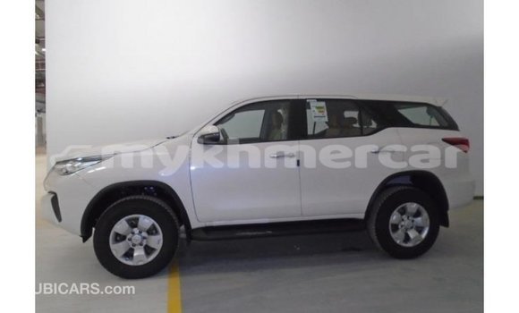 Acheter Import Voiture Toyota Fortuner Blanc à Import - Dubai, Kampot Province Acheter Import Voiture Toyota Fortuner Blanc à Import - Dubai, Kampot Province