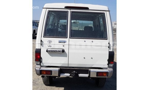 Buy Import Toyota Land Cruiser White Car in Import - Dubai in Kampot Province Buy Import Toyota Land Cruiser White Car in Import - Dubai in Kampot Province