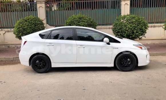 Buy Used Toyota Prius White Car in Amleang in Kampong Speu Province Buy Used Toyota Prius White Car in Amleang in Kampong Speu Province