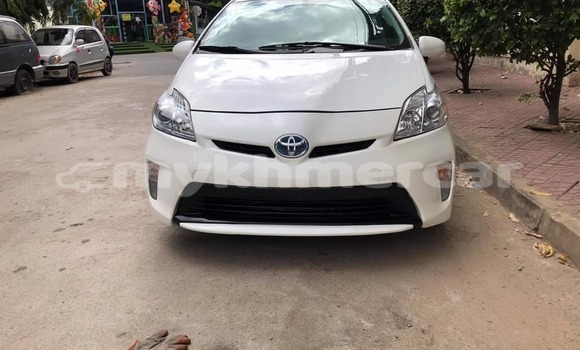 Buy Used Toyota Prius White Car in Amleang in Kampong Speu Province Buy Used Toyota Prius White Car in Amleang in Kampong Speu Province