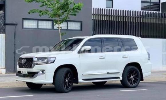 Buy Used Toyota Land Cruiser White Car in Amleang in Kampong Speu Province Buy Used Toyota Land Cruiser White Car in Amleang in Kampong Speu Province