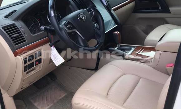 Buy Used Toyota Land Cruiser White Car in Amleang in Kampong Speu Province Buy Used Toyota Land Cruiser White Car in Amleang in Kampong Speu Province