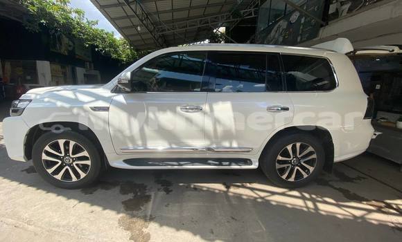 Buy Used Toyota Land Cruiser White Car in Phnom Penh in Phnom Penh