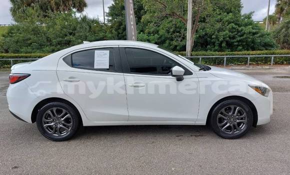 Buy Used Toyota Yaris White Car in Doun Kaev in Takeo Province Buy Used Toyota Yaris White Car in Doun Kaev in Takeo Province