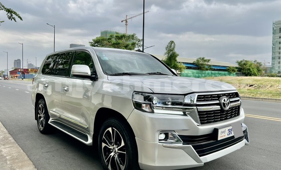 Buy Used Toyota Land Cruiser Silver Car in Phnom Penh in Phnom Penh Buy Used Toyota Land Cruiser Silver Car in Phnom Penh in Phnom Penh