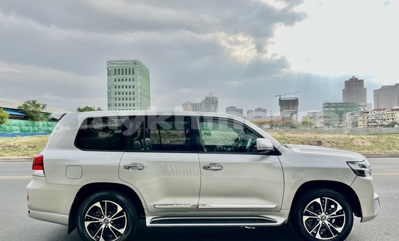 Buy Used Toyota Land Cruiser Silver Car in Phnom Penh in Phnom Penh Buy Used Toyota Land Cruiser Silver Car in Phnom Penh in Phnom Penh