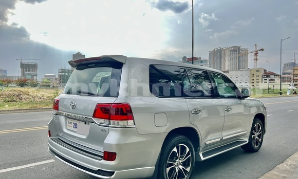 Buy Used Toyota Land Cruiser Silver Car in Phnom Penh in Phnom Penh Buy Used Toyota Land Cruiser Silver Car in Phnom Penh in Phnom Penh