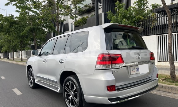 Buy Used Toyota Land Cruiser Silver Car in Phnom Penh in Phnom Penh Buy Used Toyota Land Cruiser Silver Car in Phnom Penh in Phnom Penh