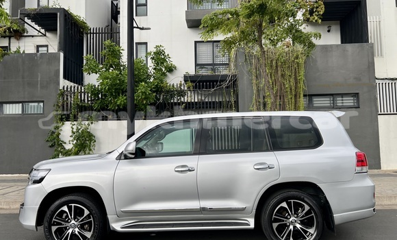 Buy Used Toyota Land Cruiser Silver Car in Phnom Penh in Phnom Penh Buy Used Toyota Land Cruiser Silver Car in Phnom Penh in Phnom Penh