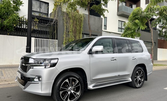 Buy Used Toyota Land Cruiser Silver Car in Phnom Penh in Phnom Penh Buy Used Toyota Land Cruiser Silver Car in Phnom Penh in Phnom Penh