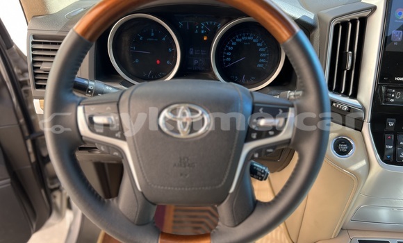 Buy Used Toyota Land Cruiser Silver Car in Phnom Penh in Phnom Penh Buy Used Toyota Land Cruiser Silver Car in Phnom Penh in Phnom Penh