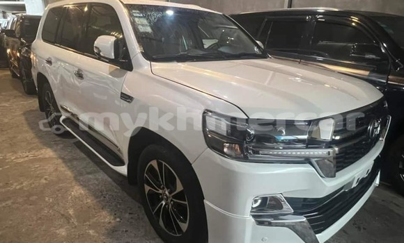 Buy Used Toyota Land Cruiser White Car in Phnom Penh in Phnom Penh Buy Used Toyota Land Cruiser White Car in Phnom Penh in Phnom Penh