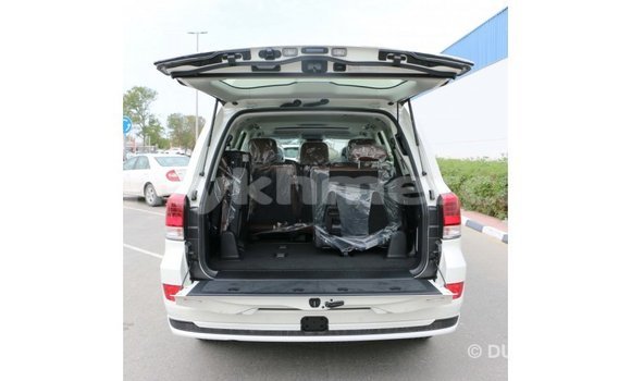 Acheter Import Voiture Toyota Land Cruiser Blanc à Import - Dubai, Kampot Province Acheter Import Voiture Toyota Land Cruiser Blanc à Import - Dubai, Kampot Province