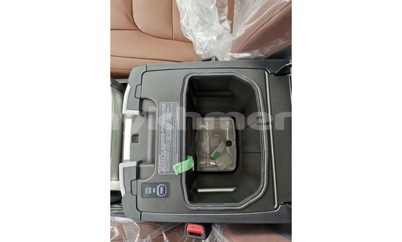 Acheter Import Voiture Toyota Land Cruiser Blanc à Import - Dubai, Kampot Province Acheter Import Voiture Toyota Land Cruiser Blanc à Import - Dubai, Kampot Province