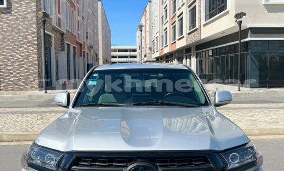 Buy Used Toyota Land Cruiser Silver Car in Phnom Penh in Phnom Penh Buy Used Toyota Land Cruiser Silver Car in Phnom Penh in Phnom Penh