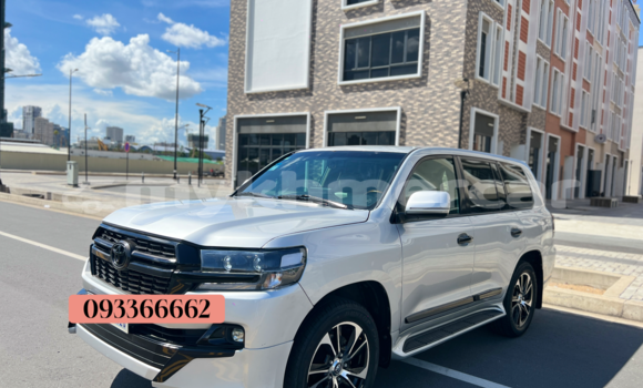 Buy Used Toyota Land Cruiser Silver Car in Phnom Penh in Phnom Penh Buy Used Toyota Land Cruiser Silver Car in Phnom Penh in Phnom Penh