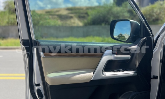 Buy Used Toyota Land Cruiser Silver Car in Phnom Penh in Phnom Penh Buy Used Toyota Land Cruiser Silver Car in Phnom Penh in Phnom Penh