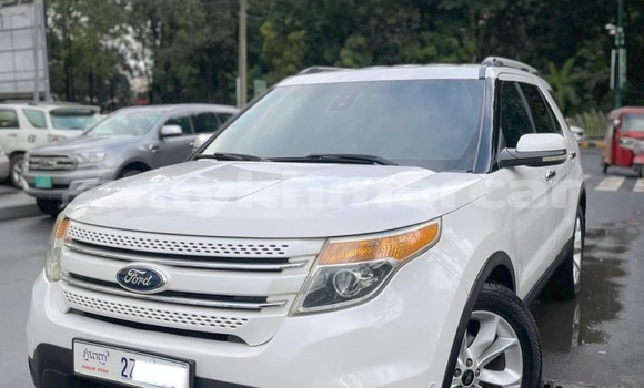 Buy Used Ford Explorer White Car in Phnom Penh in Phnom Penh Buy Used Ford Explorer White Car in Phnom Penh in Phnom Penh