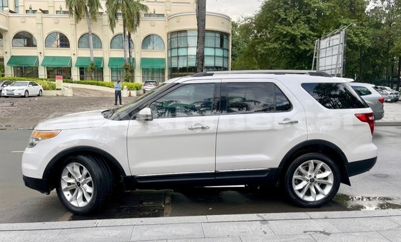 Buy Used Ford Explorer White Car in Phnom Penh in Phnom Penh Buy Used Ford Explorer White Car in Phnom Penh in Phnom Penh